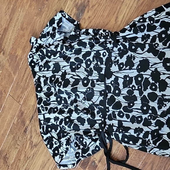 Short sleeve floral wrap blouse - Picture 3 of 3